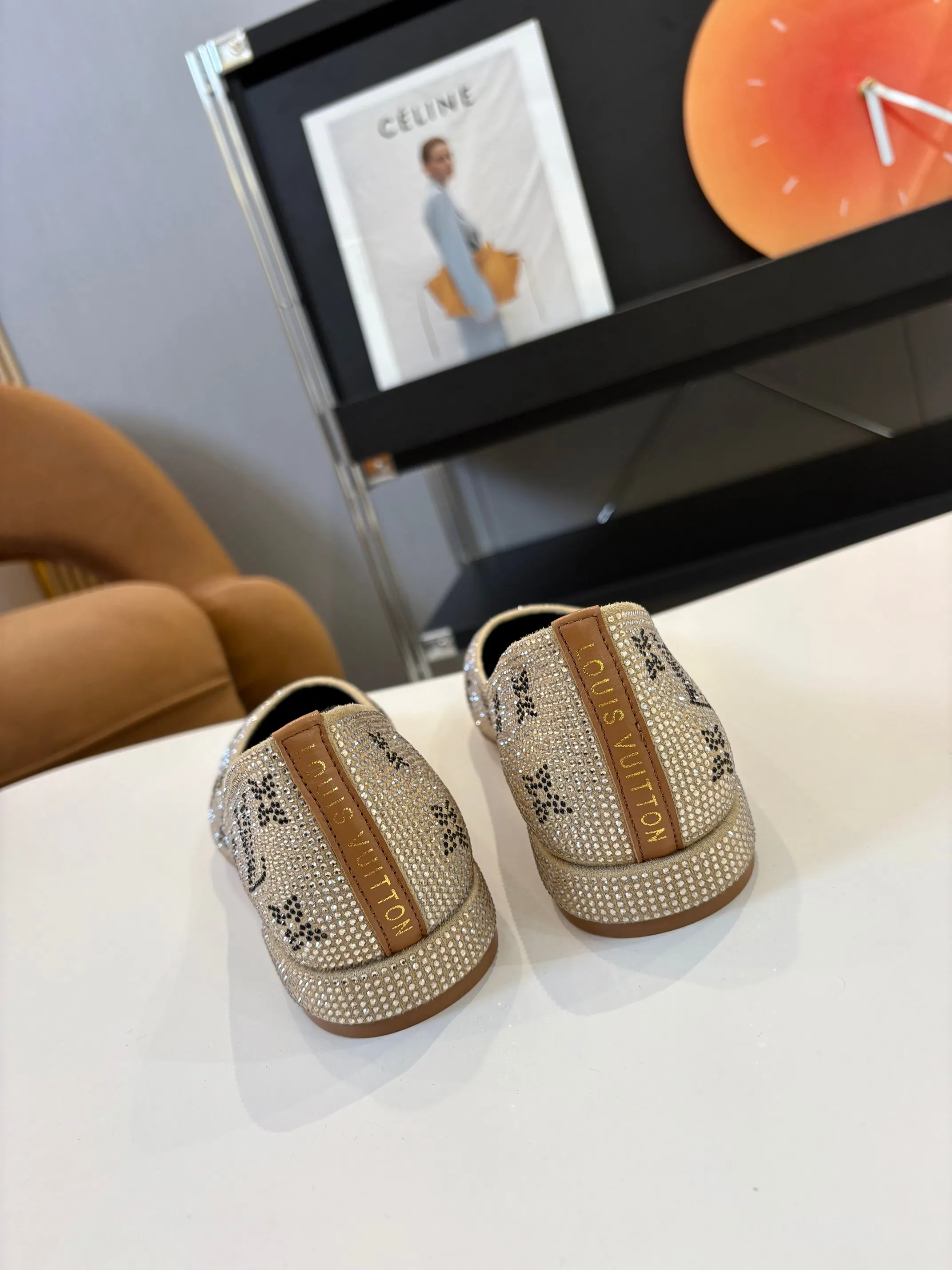 👟👟Ex-factory price 520👟👟 Louis Vuitton Louis Vuitton, 2025 flat shoes, modern and fashionable in one! Meet love when you turn a corner, release a strong aura like a queen, and capture everyone's attention instantly! Fabric: LV classic presbyopia + glittering diamonds + Yang Jing Lining/foot pads: imported lambskin leather outsole Size number: 35-41